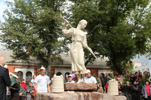 Біля театру імені Кропивницького відкрили фонтан зі статуєю Наталки-Полтавки